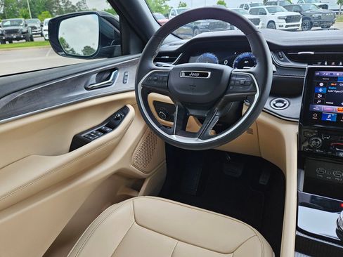 Used 2024 Jeep Grand Cherokee Limited RWD image 9