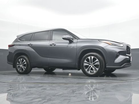 Used 2024 Toyota Highlander XLE AWD/4WD image 32