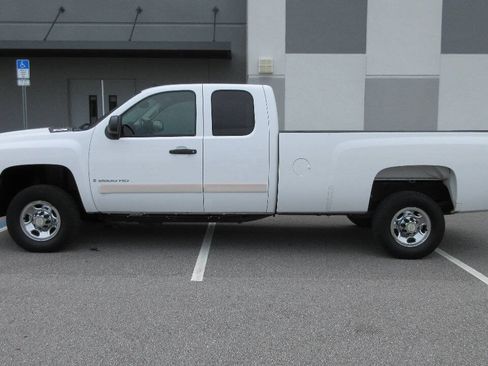 Used 2007 Chevrolet Silverado 2500 LT RWD image 2