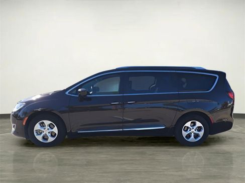 Used 2017 Chrysler Pacifica Touring-L Plus w/ Advanced Safetytec Group image 2