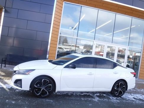 Used 2024 Nissan Altima 2.5 SR w/ SR Premium Package image 2