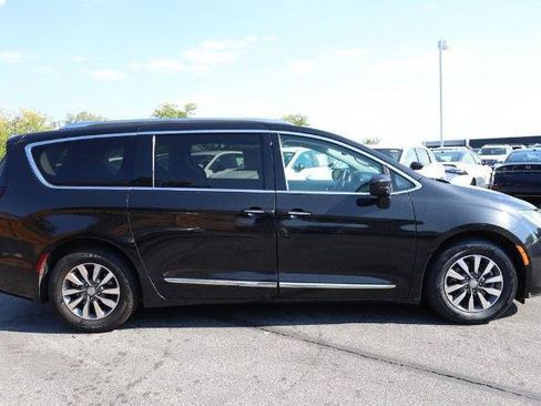 Used 2020 Chrysler Pacifica Touring-L Plus FWD image 5