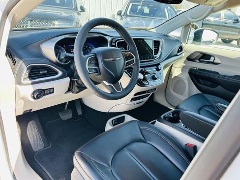 Used 2023 Chrysler Pacifica Touring-L w/ Uconnect Theater Family Group image 17