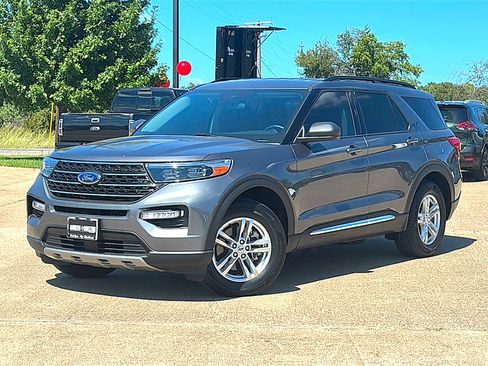 Used 2023 Ford Explorer XLT w/ Equipment Group 202A image 2