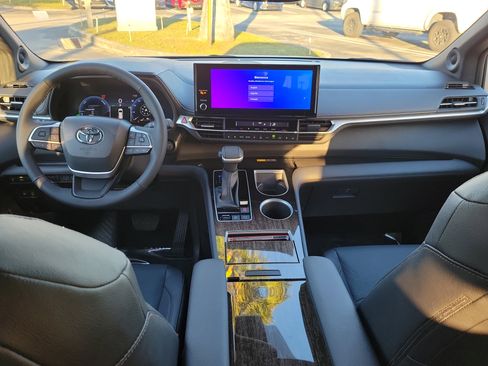Used 2025 Toyota Sienna Limited image 10