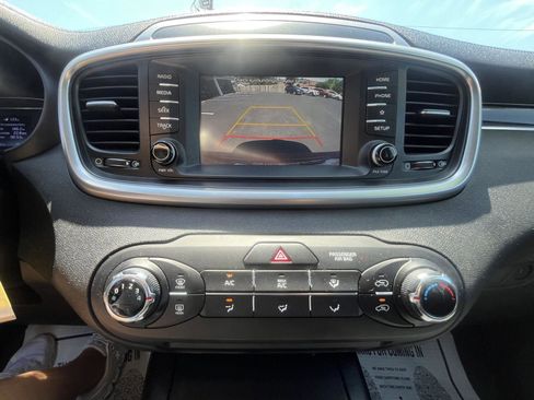 Used 2020 Kia Sorento LX FWD image 8