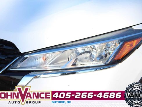 Used 2022 Nissan Kicks SV image 4