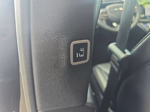 Used 2025 Chrysler Pacifica Select FWD image 30