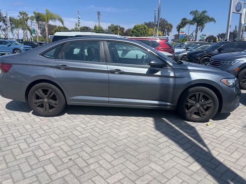 Used 2023 Volkswagen Jetta SE w/ Panoramic Sunroof Package FWD image 4
