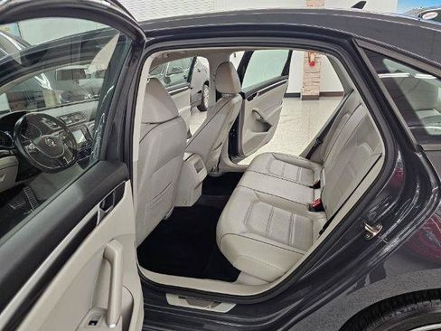 Used 2018 Volkswagen Passat 2.0T R-Line w/ R-Line Lighting Package FWD image 9