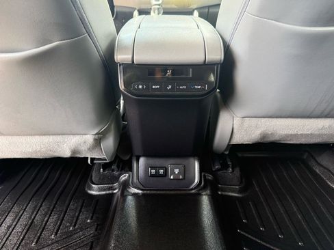 Used 2021 Toyota Highlander Limited FWD image 17