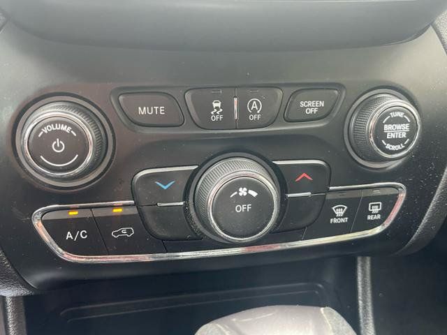 Used 2019 Jeep Cherokee Latitude Plus w/ Cold Weather Group AWD/4WD image 24