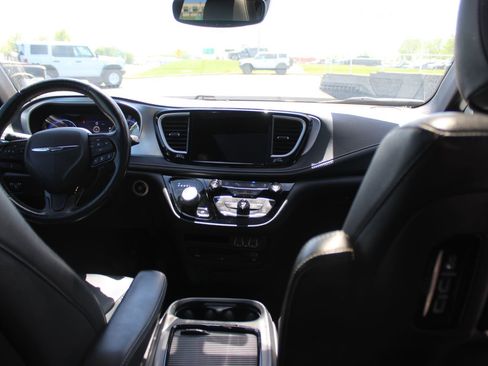 Used 2021 Chrysler Pacifica Touring-L w/ Uconnect Theater Family Group FWD image 14
