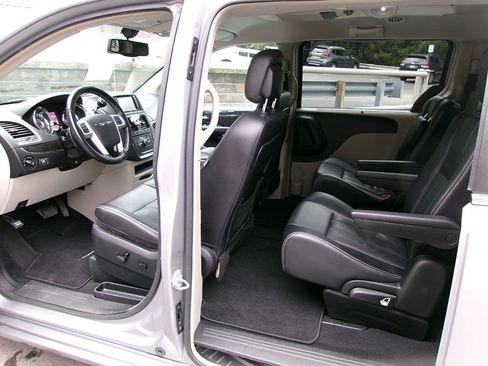 Used 2015 Chrysler Town & Country Touring-L w/ Driver Convenience Group image 15