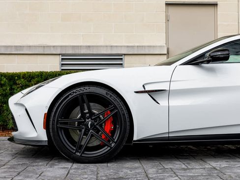 Used 2025 Aston Martin V8 Vantage Coupe image 37