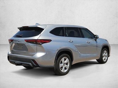 Used 2021 Toyota Highlander LE AWD/4WD image 5