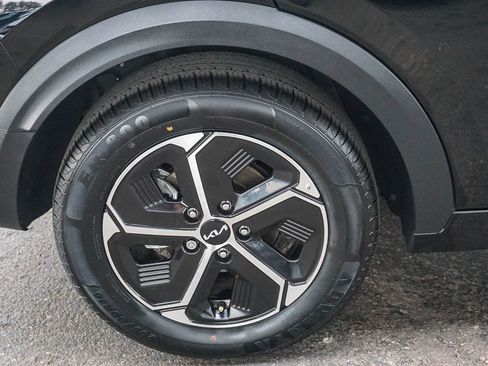 Certified 2024 Kia Niro EX FWD image 9
