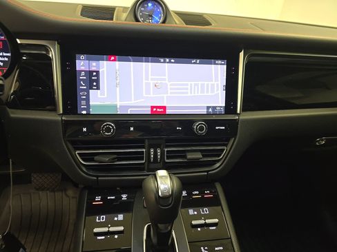 Used 2024 Porsche Macan AWD/4WD image 11