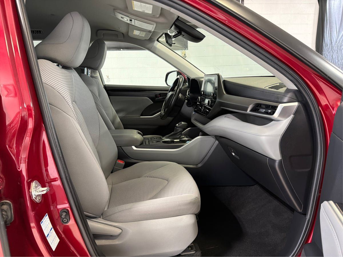 Used 2022 Toyota Highlander LE AWD/4WD image 15