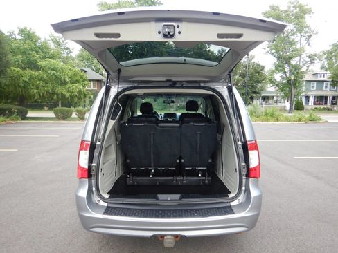 Used 2016 Chrysler Town & Country Touring w/ Driver Convenience Group FWD image 25
