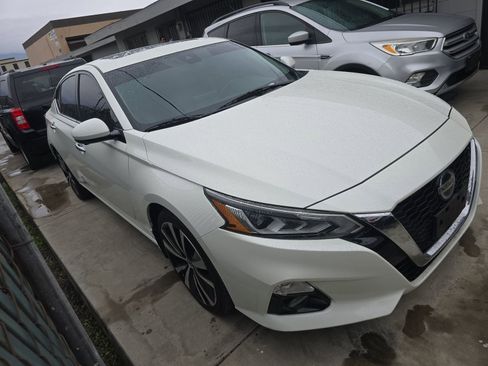 Used 2021 Nissan Altima 2.5 Platinum image 3