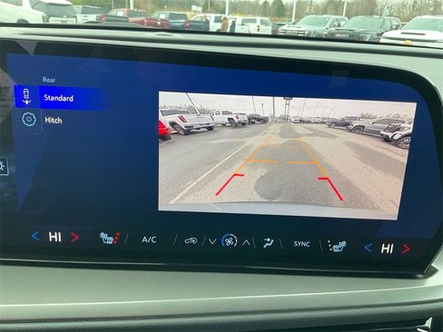 Used 2025 Chevrolet Traverse LT image 20