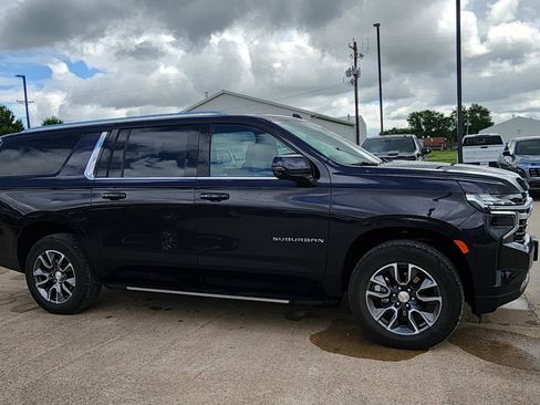 Used 2024 Chevrolet Suburban LT w/ Luxury Package AWD/4WD image 4