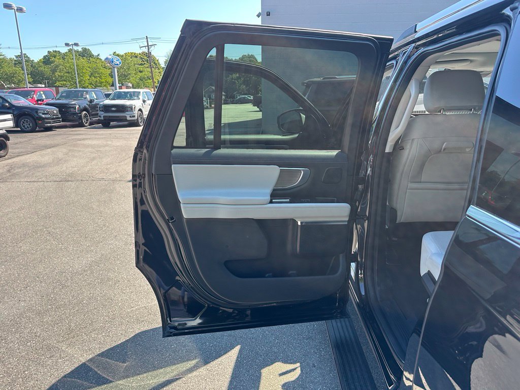Used 2025 Ford Expedition Max Platinum w/ Driver's Package AWD/4WD image 17