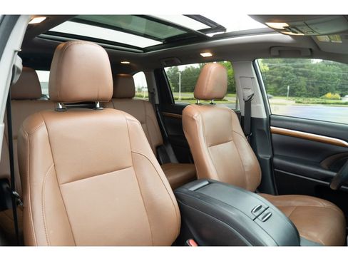 Used 2017 Toyota Highlander Limited Platinum AWD/4WD image 19