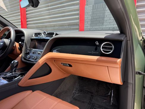 Used 2022 Bentley Bentayga AWD/4WD image 40