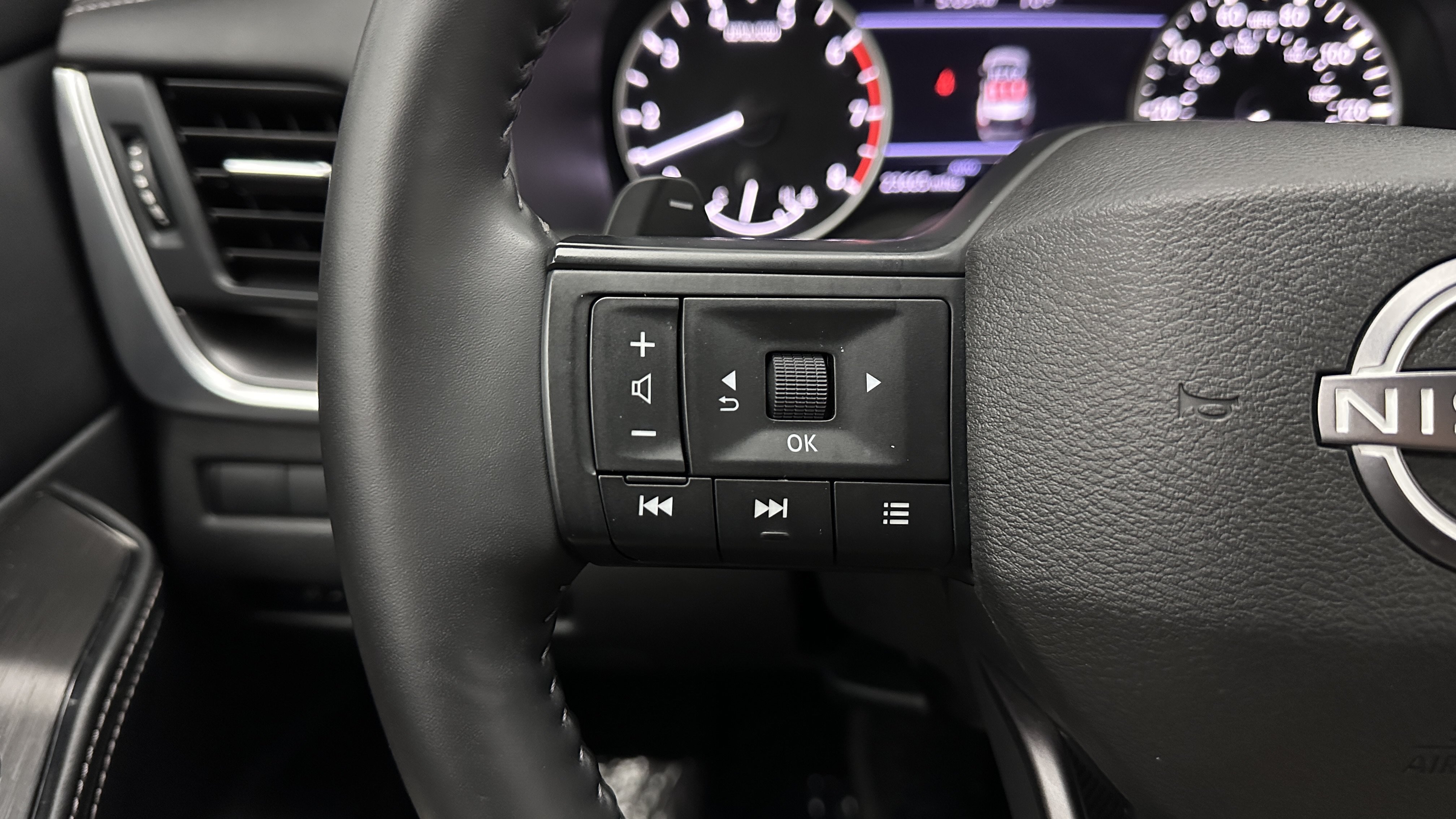 Used 2025 Nissan Rogue SV AWD/4WD image 19