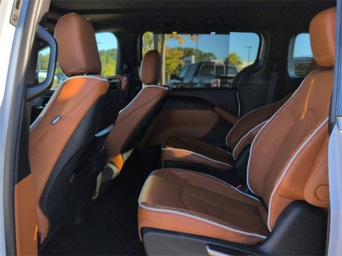 New 2026 Chrysler Pacifica Pinnacle image 13