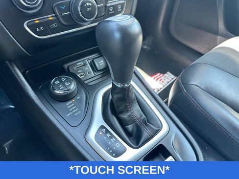 Used 2018 Jeep Cherokee Trailhawk w/ Cold Weather Group AWD/4WD image 9