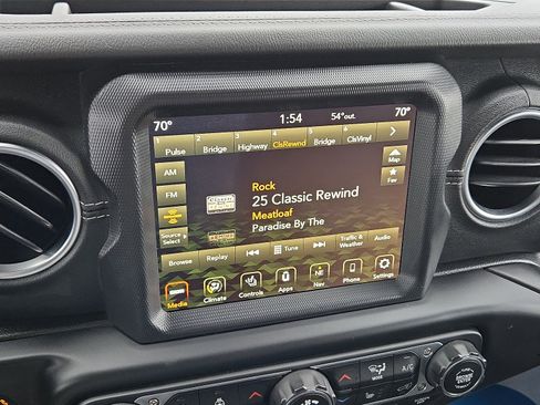 Used 2020 Jeep Gladiator Overland image 12