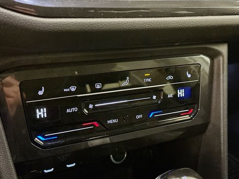 Used 2024 Volkswagen Tiguan SE w/ Panoramic Sunroof Package image 24