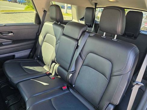 Used 2025 Nissan Pathfinder SL AWD/4WD image 17