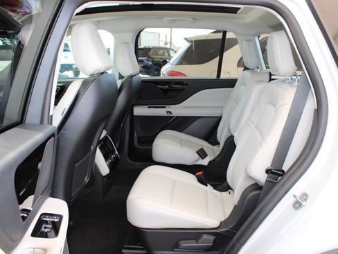 Used 2025 Lincoln Aviator 2WD image 9