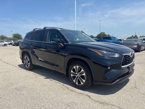 Used 2023 Toyota Highlander XLE FWD image 3