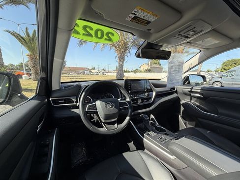 Used 2022 Toyota Highlander XLE AWD/4WD image 32