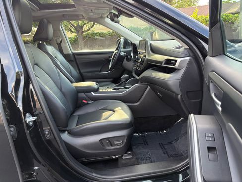 Used 2025 Toyota Highlander XLE AWD/4WD image 30