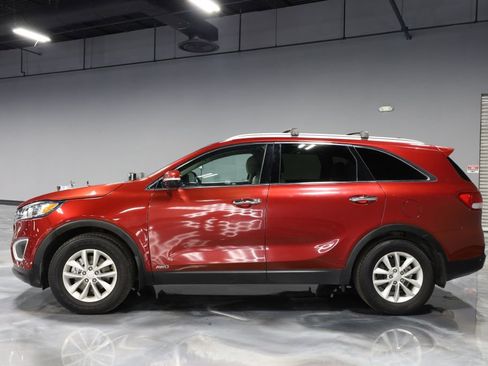 Used 2017 Kia Sorento LX w/ LX Convenience Package image 4