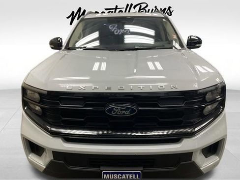 Used 2025 Ford Expedition Active AWD/4WD image 2