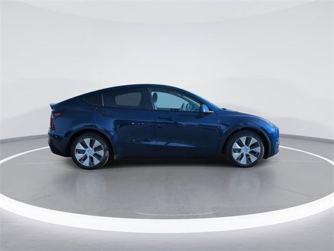 Used 2022 Tesla Model Y Long Range image 8
