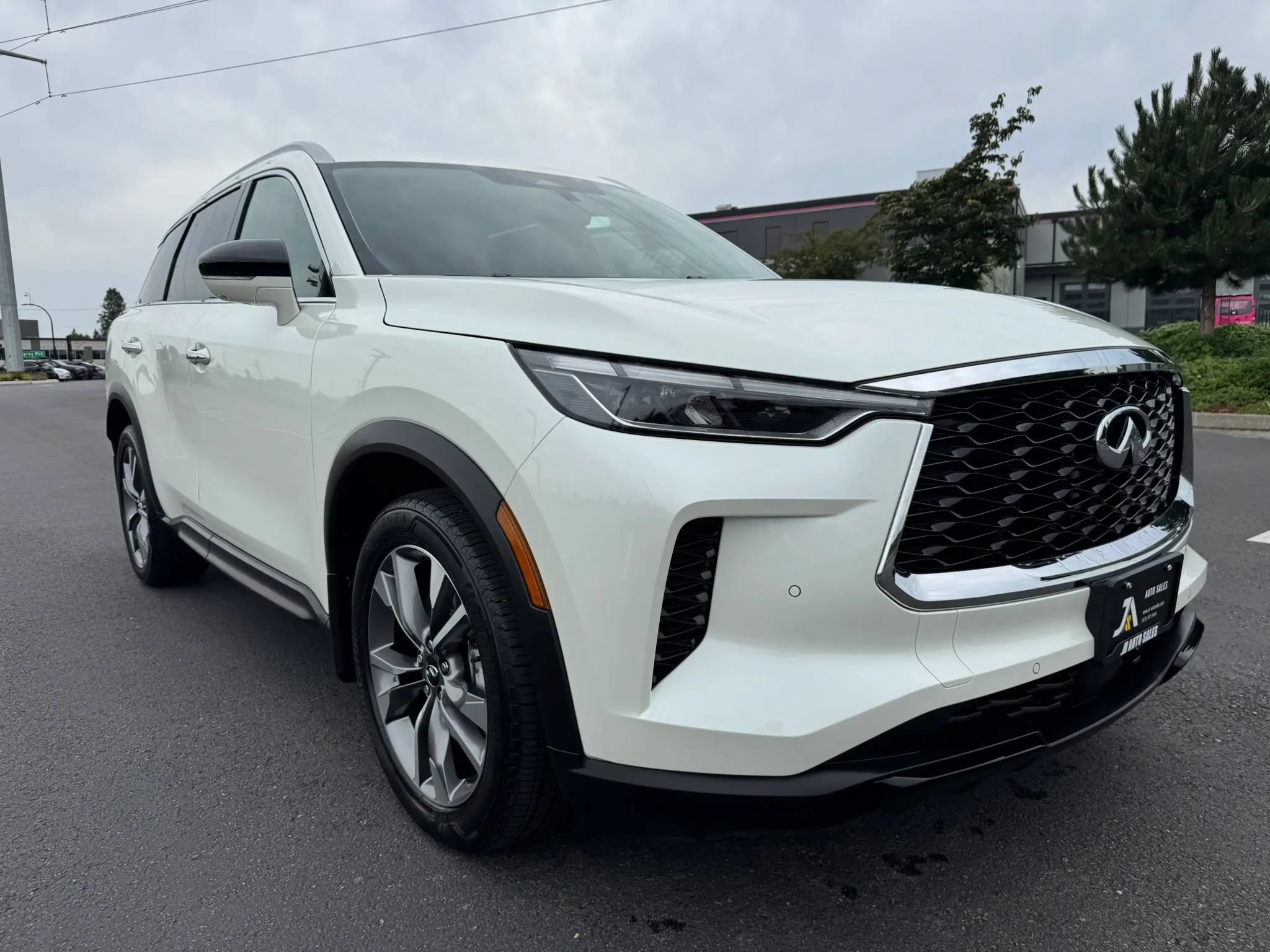 Used 2023 INFINITI QX60 Luxe w/ Vision Package AWD/4WD image 2