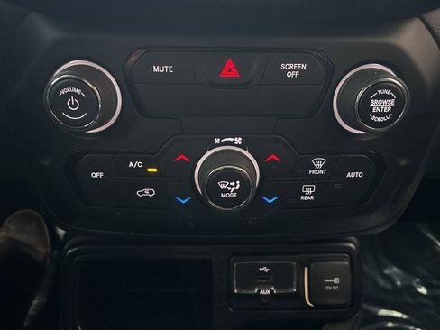 Used 2018 Jeep Renegade Latitude FWD image 19