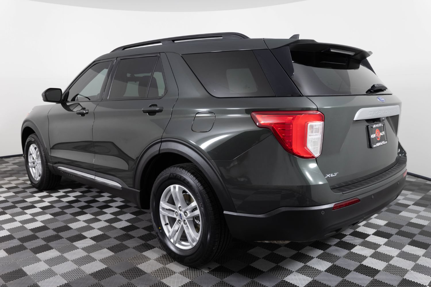 Used 2023 Ford Explorer XLT AWD/4WD image 5