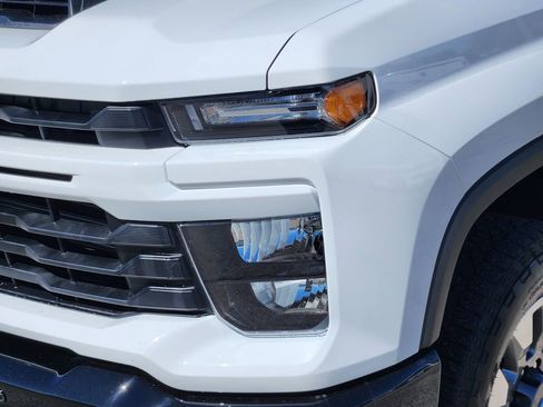 Used 2025 Chevrolet Silverado 2500 Custom w/ Custom Value Package image 8