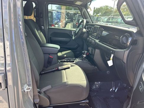 Used 2022 Jeep Wrangler Unlimited Sport image 23