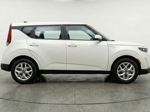 Used 2025 Kia Soul LX w/ LX Technology Package FWD image 11