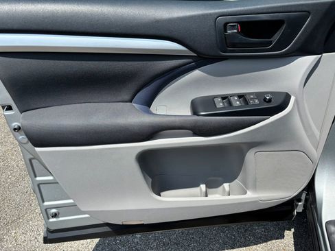 Used 2017 Toyota Highlander LE w/ Carpet Mat Package FWD image 21